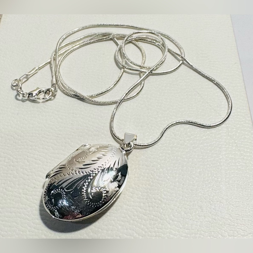 Vintage Ornate Oval Locket Pendant 925 Sterling Silver Foliate Design